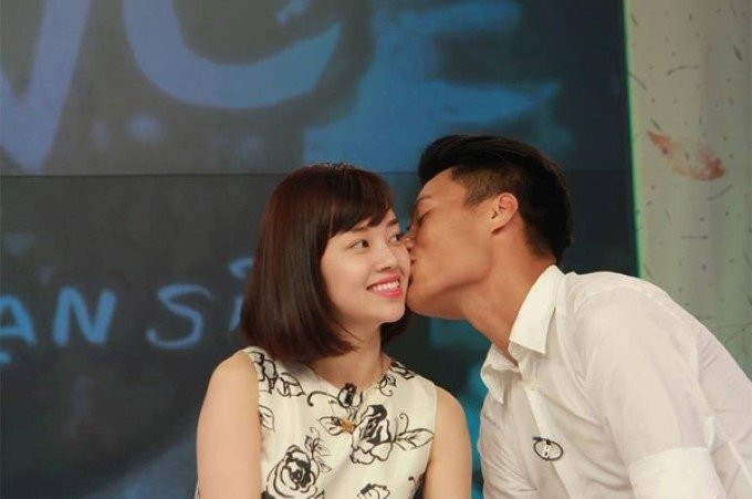 Mối tình đẹp như mơ giữa Mạc Hồng Quân và Ly Kute đã tan vỡ hồi giữa tháng 9 vừa qua. Thậm chí gần đây nó còn dấy lên nhiều tranh cãi khi Ly Kute đã mang trong mình giọt máu của tiền đạo ĐT Việt Nam được 3 tháng.