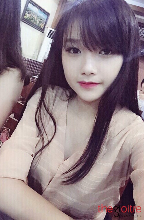 7. Trương Ngọc Khánh Huyền. Sinh năm 1997, Huyền cũng vừa hoàn thành kì thi đại học 2015. Cô nàng có gương mặt baby, đáng yêu nhìn rất trẻ con.
