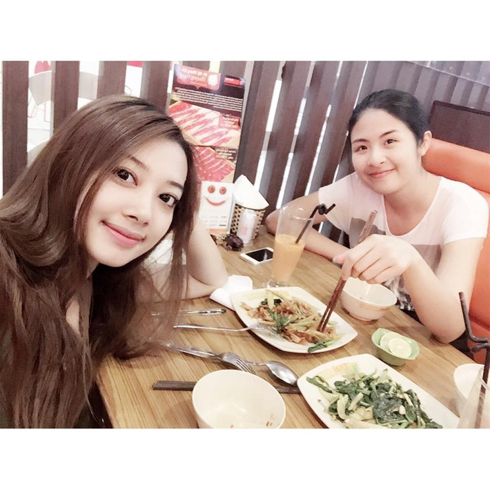 Và cùng Hoa hậu Việt Nam 2010 Ngọc Hân. Mặc dù không muốn dính dáng đến chuyện tình của người nổi tiếng, nhưng có vẻ cô cũng quen khá nhiều người trong giới showbiz.