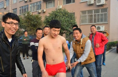 Ngày 24/10, tại Liêu Thành, Sơn Đông, Trung Quốc đã diễn ra một đám cưới cực vui nhộn, thu hút rất nhiều người dân đến xem. Nguyên nhân khiến đám cưới trở nên đặc biệt là do chú rể chỉ mặc một chiếc quần lót đỏ để đón dâu. Tuy nhiên, mặc quần lót đỏ để đón dâu không phải là chủ ý của chú rể, mà đó là "tác phẩm" của những người bạn thân thiết bên nhà trai.
