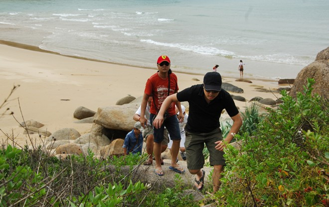 Đạo diễn "Tôi thấy hoa vàng trên cỏ xanh" Victor Vũ và đoàn làm phim leo núi đi tìm cảnh để thực hiện phim.