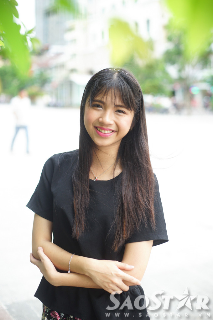 Đến năm lên cấp 3, Thy đậu vào trường chuyên Lê Hồng Phong và được chọn làm lớp trưởng, được vinh dự cầm tấm bảng lớp trong ngày khai giảng năm học mới. Khi diễu hành trong sân trường cùng các bạn, Thy vô tình lọt vào ống kính phóng viên. Câu chuyện của cô bé 9X ra đời bằng phương pháp thụ tinh trong ống nghiệm một lần nữa được nhiều người biết đến.