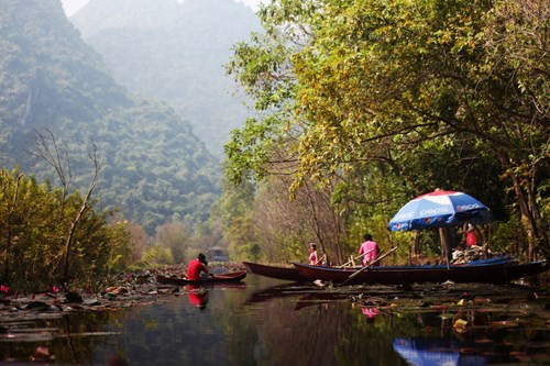 Du khách đến chùa Hương mùa này chủ yếu là dân mê chụp ảnh.