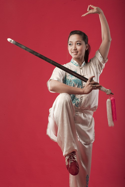 5. Người đẹp wushu Thùy Linh. Thùy Linh là con nhà nòi trong số các VĐV wushu. Linh là con gái của cựu VĐV Phương Lan. Ngay từ khi còn bé, cô nàng sinh năm 1990 này đã phải trải qua thời khóa biểu luyện tập vô cùng khắc nghiệt, thường xuyên phải tập luyện xa nhà. Thùy Linh mang lại vô số các danh hiệu cho thể thao Việt Nam: nhà vô địch Wushu châu Á năm 2008, á quân thế giới 2007. Cô là một trong những nữ VĐV xuất sắc của thể thao Việt Nam. Tiếc là sự nghiệp của Linh sớm phải dừng lại sau khi dính chấn thương nặng năm 2010.