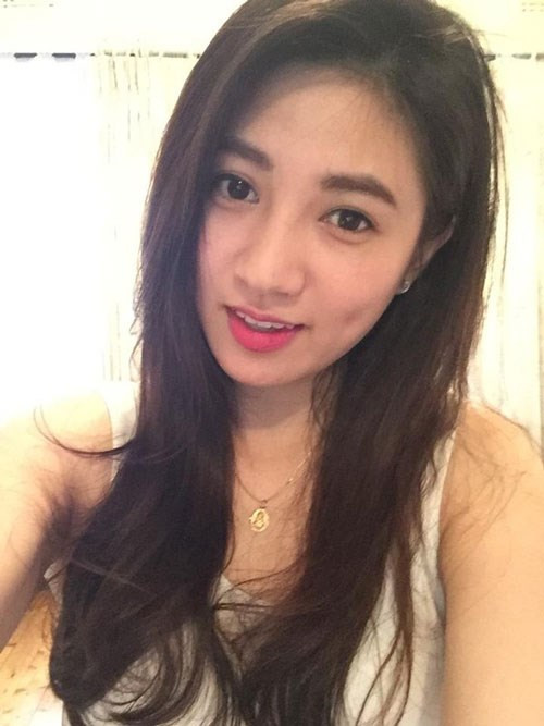 Lê Thị Mai Uyên, sinh năm 1992, du học sinh trường Latrobe University, Melbourne, Victoria, Australia. Uyên có sở thích đọc các cuốn tiểu thuyết ngôn tình đa phần Trung Quốc, Việt Nam và Nhật Bản.