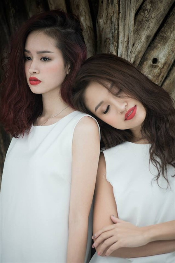 Bản sao Vân Hugo – Nguyễn Lê Vi. Nguyễn Lê Vi được biết đến như “bản sao hoàn hảo” của nữ MC xinh đẹp Vân Hugo. Lê Vi từng chia sẻ cô nàng thường xuyên bị nhận nhầm là Vân Hugo bởi sở hữu những đường nét, đặc biệt là nụ cười rạng rỡ giống nữ MC đến kinh ngạc. Cô nàng cũng từng cùng Vân Hugo thực hiện một bộ ảnh “sinh đôi” khiến giới trẻ vô cùng thích thú. Dù chênh lệch đến hơn 11 tuổi nhưng cả hai đều khiến người xem phải ngỡ ngàng vì cứ tưởng là chị em sinh đôi thật sự.