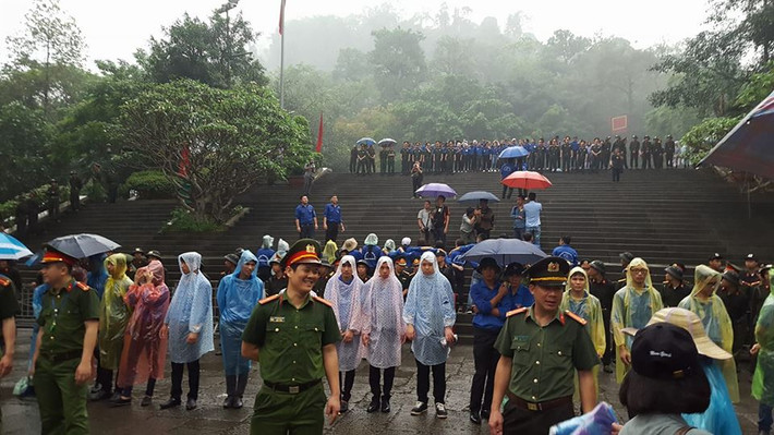 Bất chấp trời mưa, nhưng sinh viên tình nguyện, lực lượng quân đội công an thực hiện nhiệm vụ lập chốt vẫn không quản khó khăn.