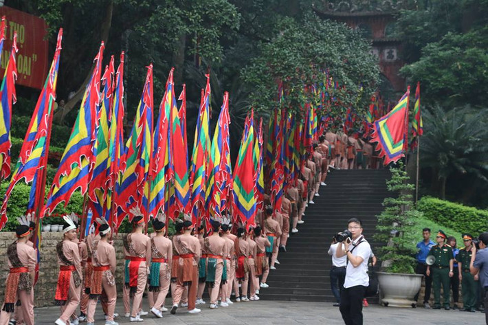 Sáng ngày 10/3, tại núi thiêng Nghĩa Lĩnh, khu Di tích lịch sử đền Hùng (TP Việt Trì, tỉnh Phú Thọ) đã diễn ra lễ hội đền Hùng - Giỗ tổ Hùng Vương. Thủ tướng Nguyễn Xuân Phúc cùng lãnh đạo các bộ, ban ngành Trung ương, địa phương và nhân dân cả nước đã thực hiện nghi lễ dâng hương với sự tôn kính và ngưỡng vọng.