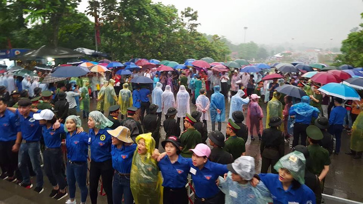 Dòng người đến mỗi lúc một đông.