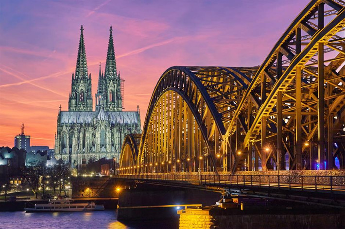 Cầu Hohenzollern, Cologne, Đức: Hohenzollern là cây cầu qua sông Rhine tại thành phố Koln (Cologne), được xây dựng từ năm 1907 và 1911. Đây là cây cầu đường sắt được sử dụng nhiều nhất ở Đức.