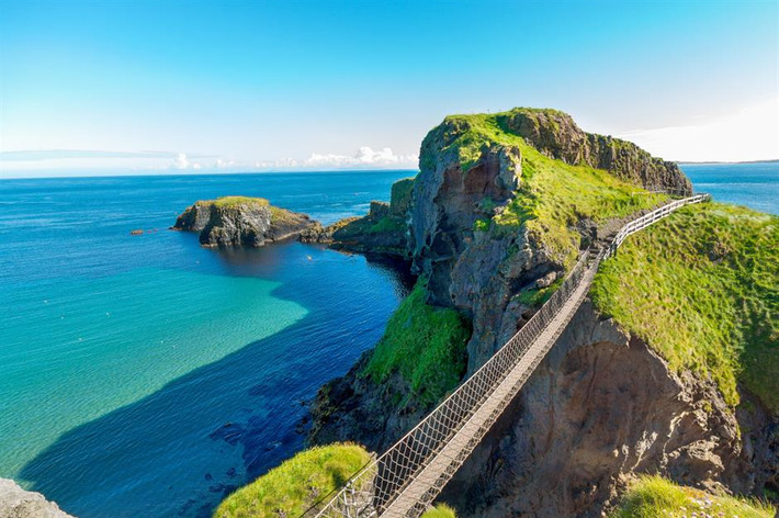 Cầu treo dây thừng Carrick-a-Rede, Ireland, Vương quốc Anh: Được xây dựng bởi những ngư dân đánh bắt cá hồi vào năm 1755, cây cầu dây thừng mộc mạc này chỉ dài 20m nối giữa đất liền và một hòn đảo rất nhỏ có tên là Carrick-a-Rede. Ảnh: Shutterstock, Getty.