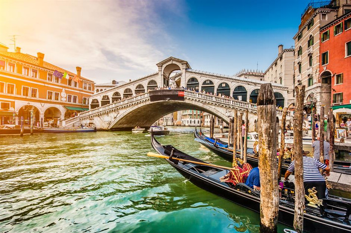 Cầu Rialto, Venice, Italy: Đây là cây cầu lâu đời mang kiến trúc thời Phục hưng. Dưới phần có mái che của cầu là các cửa hàng nhỏ thường bán đồ lưu niệm và đồ trang sức.