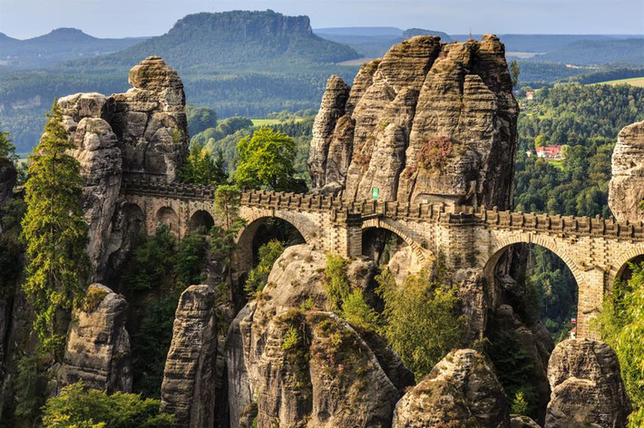 Cầu Bastei, Đức: Nằm trong công viên quốc gia Saxon Switzerland, cầu Bastei được xây dựng giữa thành tạo đá tự nhiên nổi tiếng Bastei. Ban đầu, người ta xây một cầu gỗ vào năm 1824. Đến năm 1851, cầu gỗ được thay thế bằng cầu đá sa thạch.