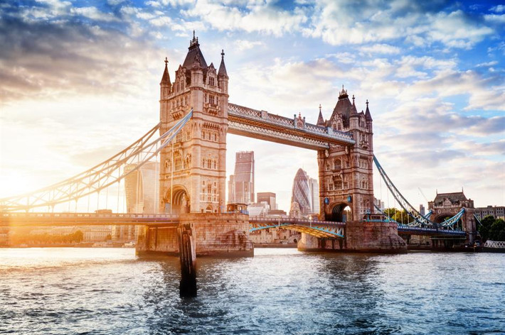 Cầu Tháp, London, Anh: Cầu Tháp được xây dựng trong suốt 8 năm, từ 1886 đến 1894. Công trình biểu tượng có 2 tháp phong cách kiến trúc Gothic cổ kính và sang trọng.