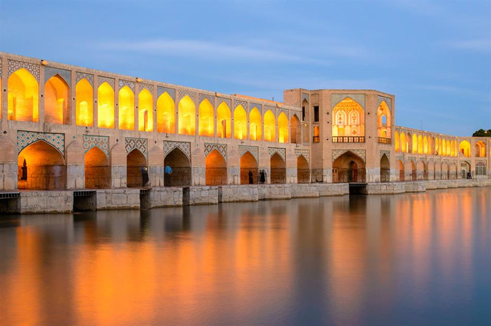 Cầu Khaju, Isfahan, Iran: Công trình kiến trúc Ba Tư cổ điển này được xây dựng vào khoảng năm 1650 trên nền một cây cầu cũ. Khaju là một cây cầu có kiến trúc ngoạn mục được sử dụng đa chức năng. Tòa nhà ở trung tâm cây cầu được sử dụng để tổ chức các cuộc tụ họp cộng đồng.