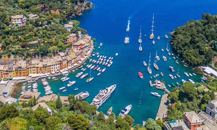 Tuy nhỏ nhưng Portofino lại rất nổi tiếng trong giới du lịch và trở thành điểm dừng chân của nhiều du thuyền trên biển Địa Trung Hải.