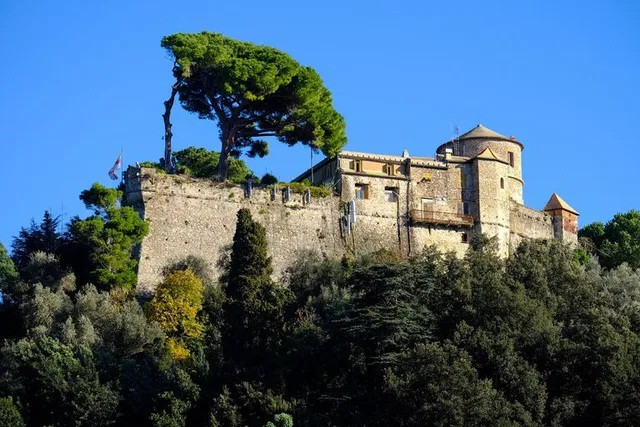 Nếu đã đến Portofino, bạn không thể bỏ qua lâu đài Castello Brown. Lên đến lâu đài này, bạn có thể nhìn ngắm toàn cảnh làng chài bên dưới, những vườn cây hoa nở bốn mùa và biển xanh ngắt phía sau.