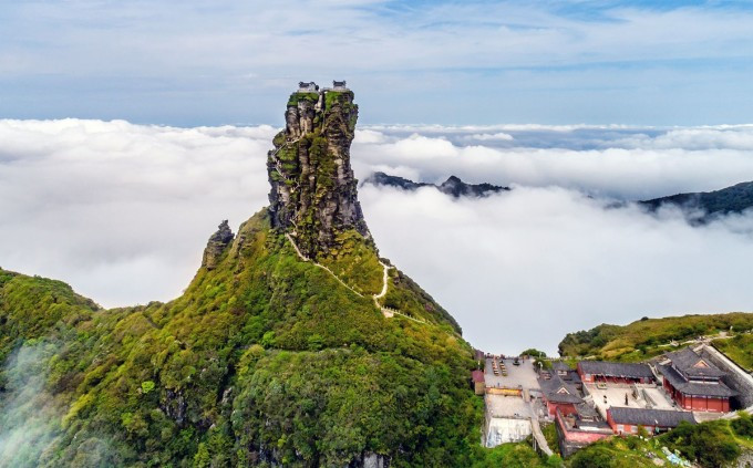 Hai ngôi đền Phật giáo đã nằm ở trên đó hơn 500 năm từ thời nhà Minh, nối với nhau bằng một cây cầu hình vòm qua hẻm Kiếm Vàng, xung quanh là thiên nhiên hùng vĩ.