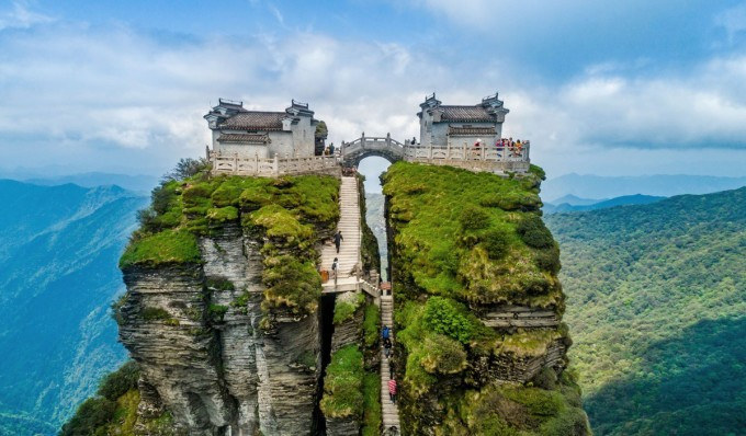 Ngôi đền đôi trên chóp đá chẻ đôi được xây dựng trên núi Phạm Tịnh (Fanjingshan) tỉnh Quý Châu, Trung Quốc. Chóp đá chẻ tự nhiên này có tên gọi là Hồng Vân Kim Đỉnh (nghĩa là đỉnh núi vàng mây đỏ).