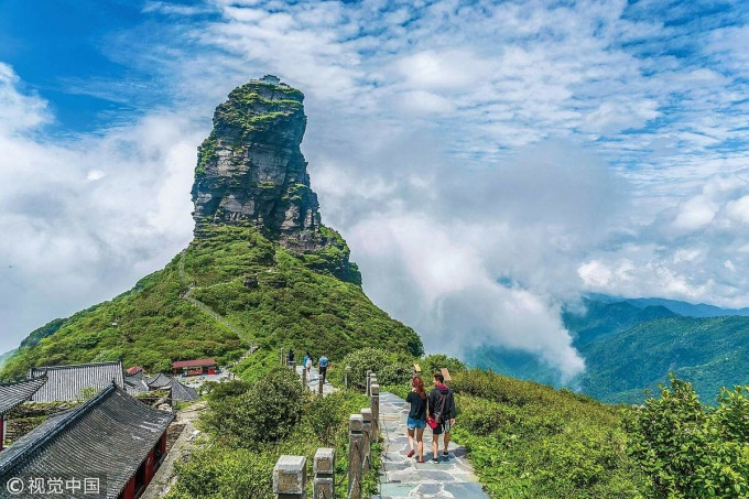 Khi đến đây, du khách sẽ phải leo hơn 8.000 bậc thang để đến ngôi đền ở phía nam, sau đó đi qua cầu để tới thăm công trình còn lại ở phía bắc.