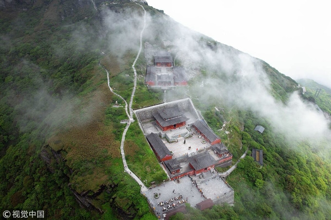 Đến nay, chưa có tài liệu nào ghi chép rõ ràng về cách người xưa vận chuyển vật liệu lên núi đá dựng đứng này.