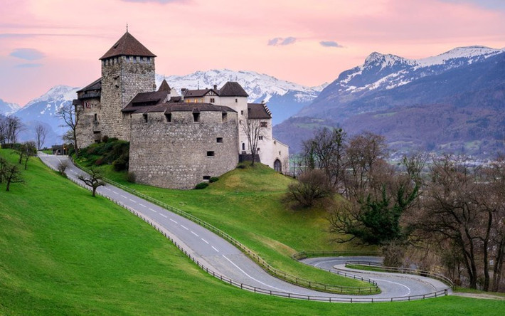 Tuy nhiên khách du lịch Liechtenstein vẫn ưu ái mua những mặt hàng cổ truyền như là khăn choàng may tay, áo thêu, rượu nho, đồ gốm nghệ thuật... về để làm quà lưu niệm hơn.
