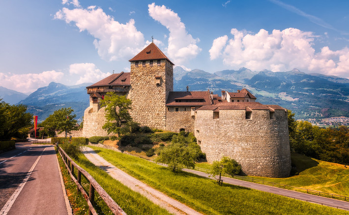 Liechtenstein dù bé nhỏ nhưng lại có tổng sản phẩm quốc nội GDP trên đầu người cao nhất thế giới, được điều chỉnh bởi sức mua tương đương và có nợ nước ngoài thấp nhất thế giới. Ngoài ra nơi đây cũng có tỉ lệ thất nghiệp thấp thứ nhì thế giới là 1.5%.