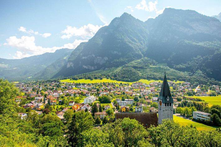 Liechtenstein có nền kinh tế phụ thuộc vào du lịch và ngân hàng. Vị trí lý tưởng trên dãy Alps đem lại lợi thế lớn cho các hoạt động du lịch mùa đông tại đây.