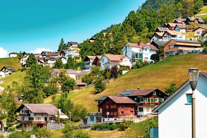 Nằm hoàn toàn trong dãy núi Alpes, xen giữa Thụy Sĩ và Áo, với diện tích 160 km2 và dân số hơn 35.000 người, Liechtenstein là một trong những quốc gia nhỏ nhất thế giới, nhưng là một trong những đất nước giàu có nhất châu Âu.