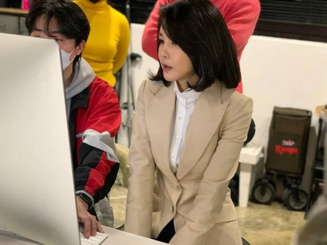Bà Kim Keon Hee gây chú ý trên nhiều diễn đàn vì có gu thời trang sang trọng, thanh lịch.