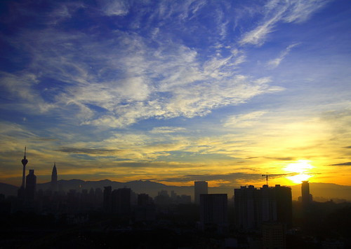 7. Kuala Lumpur, Malaysia: Đến Kuala Lumpur, nhiều du khách chỉ nhớ đến nó vì một điều duy nhất: cái nóng và ẩm quanh năm ngột ngạt. Do vị trí nằm gần như trực tiếp trên đường xích đạo, Kuala Lumpur có nhiệt độ và độ ẩm khắc nghiệt.