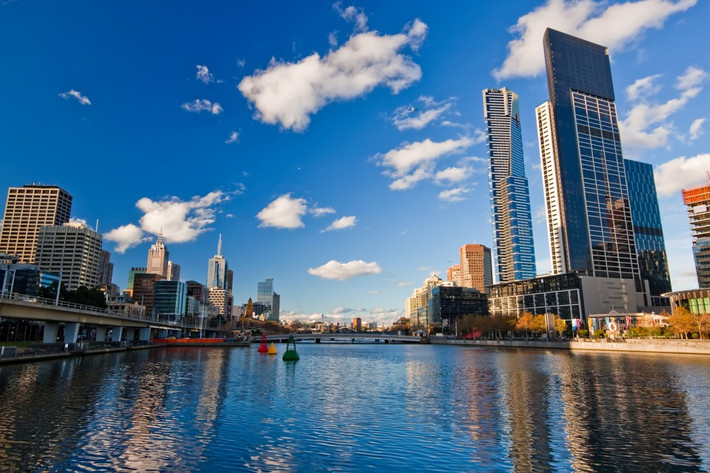 6. Melbourne, Úc: Melbourne là một nơi có khí hậu bất thường nhẹ, phần lớn là do vị trí của nó giữa bờ biển Nam Đại Dương mát mẻ của Úc và các khu vực hẻo lánh nổi tiếng thế giới của đất nước. Đợt nắng nóng tháng 2/2009, nhiệt độ của Melbourne vượt lên mức 46,4 độ C.