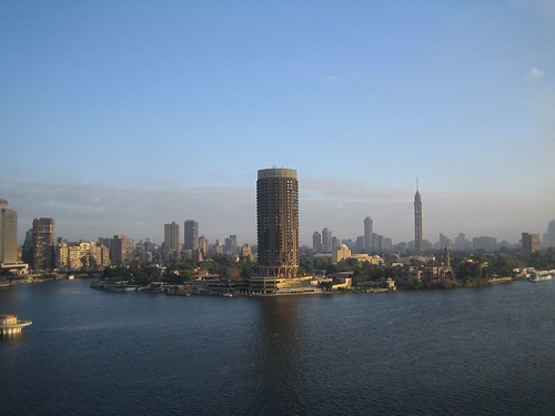 10. Cairo, Ai Cập: Do vị trí địa lý, Cairo nhận được cả nhiệt độ từ các sa mạc Ả Rập lớn và độ ẩm của Đồng bằng sông Nile. Nhiệt độ cao trên 40 độ C và độ ẩm khắc nghiệt là vấn đề đối với cư dân của Cairo vào mùa hè.