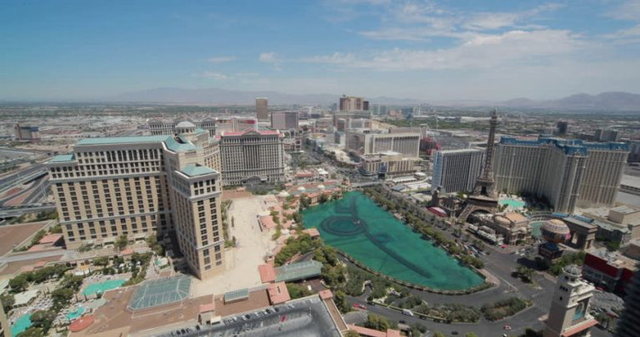 3. Las Vegas, Nevada (Mỹ): Nằm giữa sa mạc khô cằn của bang Nevada, Las Vegas có nhiệt độ khắc nghiệt. Nhiệt độ ban ngày ở Las Vegas vào mùa hè thường lên tới 40 độ C và đôi khi thậm chí còn cao hơn.