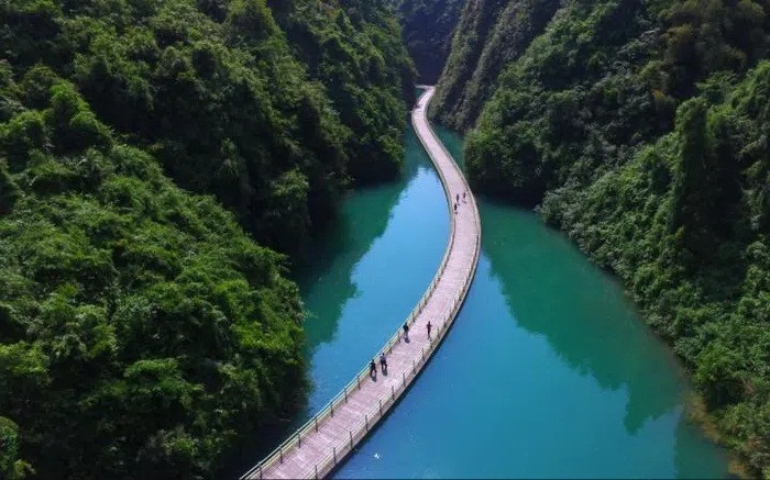 Kể từ khi khai trương câu cầu gỗ trên mặt nước hồi năm 2016, lượng khách du lịch tới khu thắng cảnh Shiziguan tăng lên nhanh chóng.