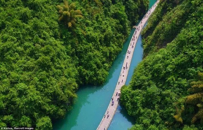 Lối đi bộ ngoạn mục này được làm bằng gỗ chạy dài trên con sông uốn khúc xanh biếc.