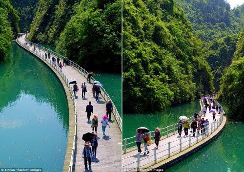 Đi bộ giữa lòng sông và hai cánh rừng có lẽ là cách thú vị nhất để thăm thú và hoà mình vào thiên nhiên hữu tình của khu du lịch tỉnh Hồ Bắc.