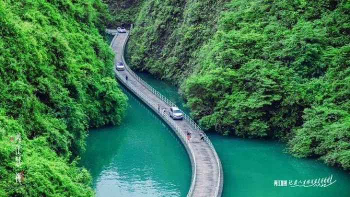 Mỗi khi có ô tô đi qua cây cầu kéo theo mặt nước rung chuyển gợn sóng, trông như những con thuyền lướt trên sông. Ảnh: IT.