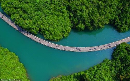 Nhiều người lần đầu tiên được trải nghiệm lối đi đẹp tuyệt này tỏ ra rất phấn khích.