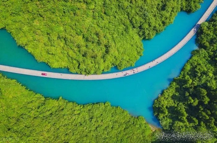 Với chiều dài khoảng 500m, cây cầu bắc qua sông cho phép du khách được thỏa sức chiêm ngưỡng khung cảnh đẹp đến nao lòng của khu du lịch này.