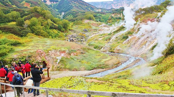 Bước vào thung lũng suối nước nóng Geyers như lạc vào một “trận địa thập diện mai phục” của những hố nước nóng bất ngờ trực trào phun lên từ mặt đất đẹp như tiên cảnh.