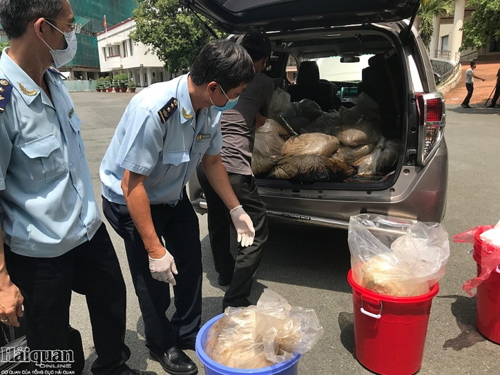Lực lượng Hải quan và Công an bốc dỡ số ma túy. Ảnh: T.H