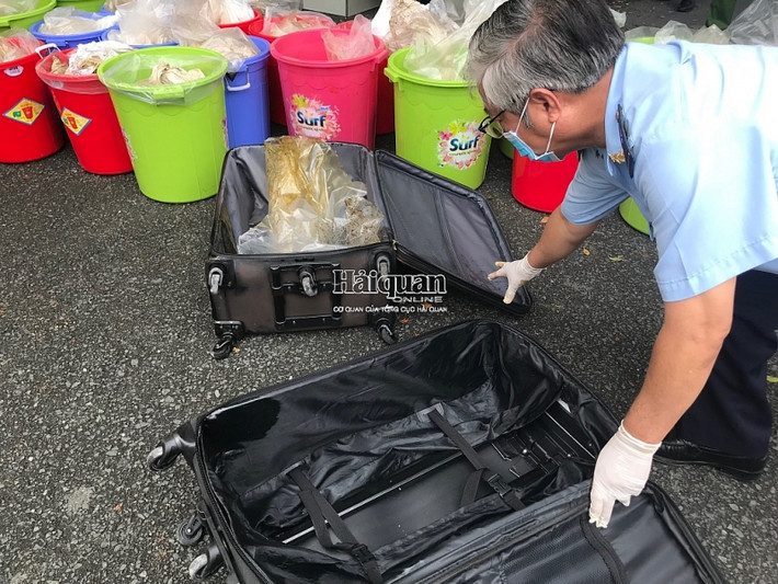Ma túy còn được cất giấu trong cả valy. Ảnh: T.H