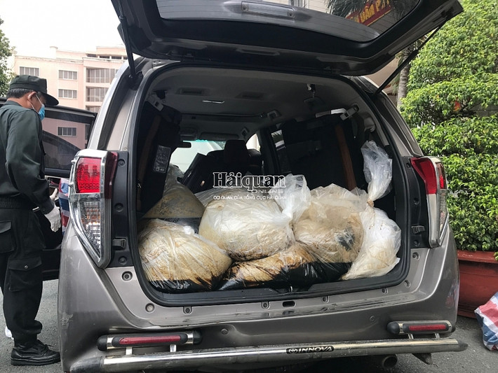 Chiếc xe tang vật chứa đầy ma túy. Ảnh: T.H