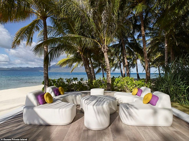 Theo CNBC, resort đắt nhất thế giới ở Philippines có sức chứa tối đa 48 người. Ngoài 6 biệt thự, resort còn có 12 phòng trong vườn và 1 phòng suite cao cấp.
