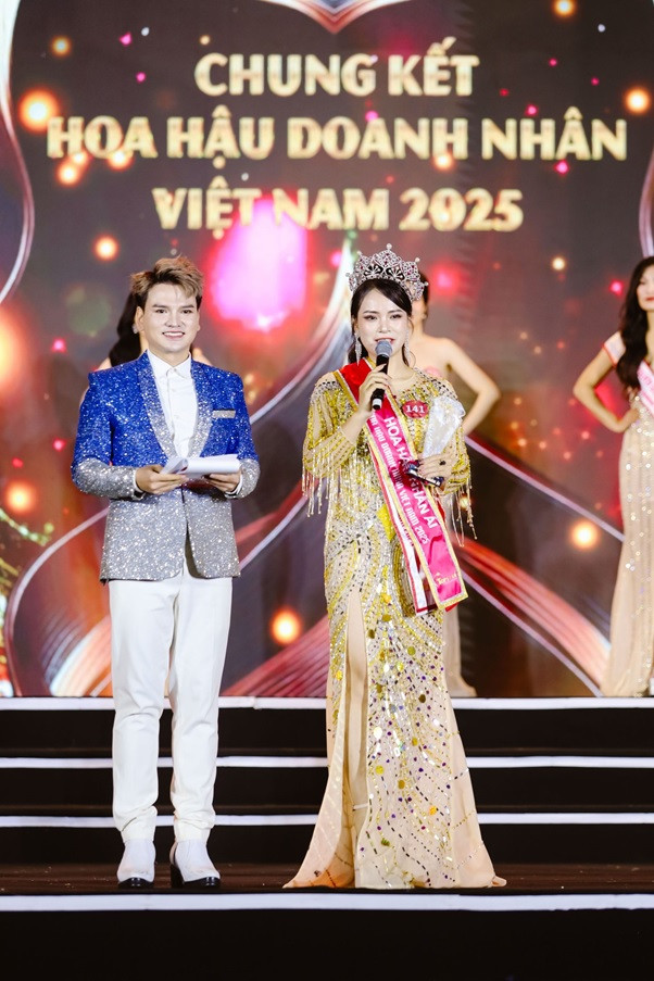 Trong đêm chung kết, mỹ nhân quê Bắc Ninh nhận được câu hỏi chung từ Chủ tịch Đặng Gia Bena: “Nếu trở thành tân Hoa hậu Doanh nhân Việt Nam 2025 bạn sẽ làm gì để lại dấn ấn cho nhiệm kỳ của mình và lời khuyên của bạn dành cho những nữ doanh nhân trẻ trong tương lai?”. Đào Thị Ngân trả lời: “Em sẽ dùng sự tự tin, năng lượng của mình để truyền cảm hứng tới tất cả những người phụ nữ Việt Nam, hãy luôn tự tin vào bản thân và đặc biệt là những người có số phận không may mắn trong cuộc sống. Hãy tin vào chính mình, biến mọi khó khăn trở thành động lực...".
