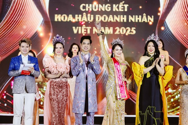 Đào Thị Ngân sở hữu vẻ đẹp rạng ngời, vóc dáng cân đối. Cô hiện giữ chức vụ giám đốc của một học viện chuyên về đào tạo kỹ năng.