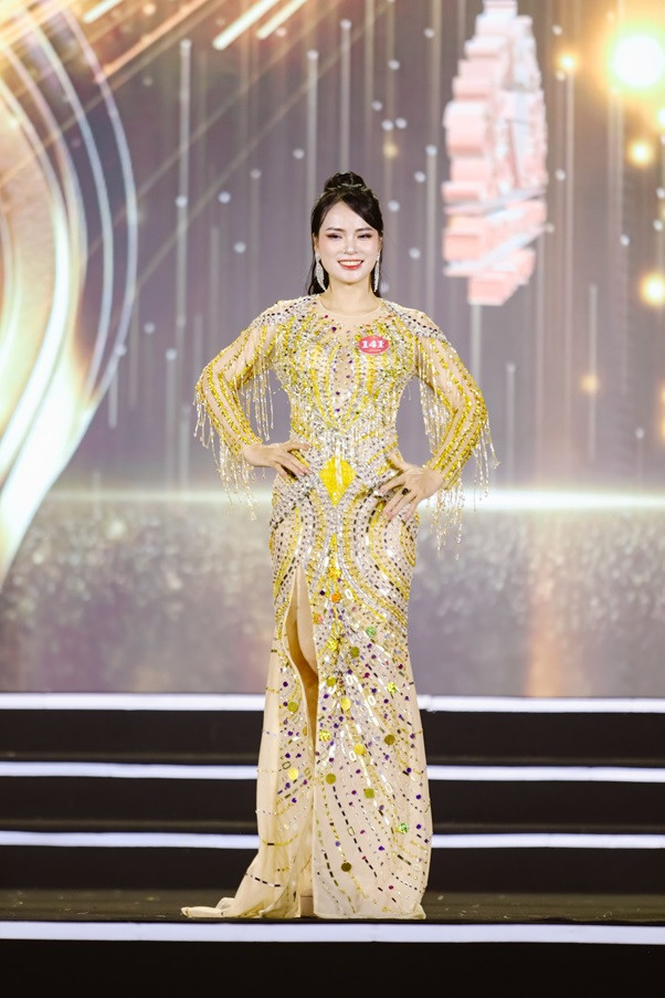Trong phần thi trang phục dạ hội, Đào Thị Ngân trình diễn uyển chuyển, khoe vóc dáng vạn người mê với bộ váy đính pha lê lấp lánh.