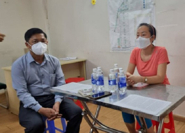 Tối ngày 29/9, Ban chỉ đạo Phòng chống dịch TP Thuận An (Bình Dương) đã họp về vụ việc cưỡng chế người phụ nữ đi xét nghiệm tại khu chung cư Ehome 4, phường Vĩnh Phú. Theo đó, tỉnh Bình Dương thống nhất sẽ kiểm điểm, phê bình ông Võ Thanh Quan, Bí thư Đảng ủy phường Vĩnh Phú.