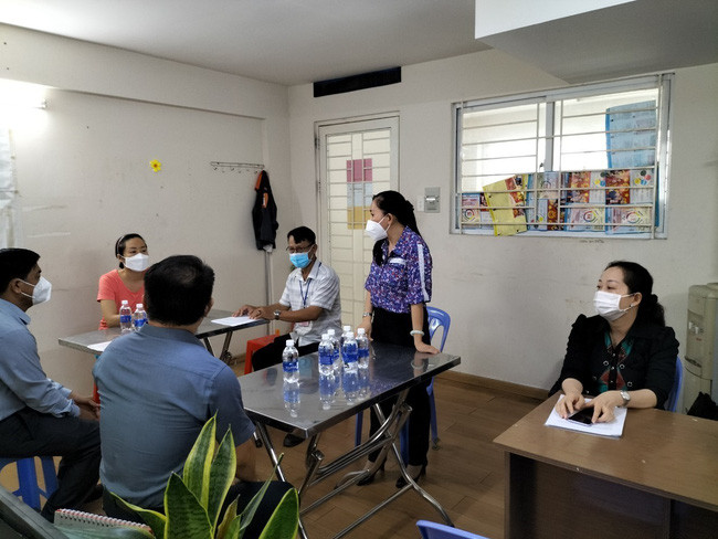 Ông Võ Thanh Quan đã nóng vội trong việc bóc tách F0 ra khỏi cộng đồng mà dẫn đến hành động cưỡng chế chị Hoàng Thị Phương Lan đi xét nghiệm không đúng quy trình, chưa khéo léo, gây phản cảm.(Ảnh: TTXVN).